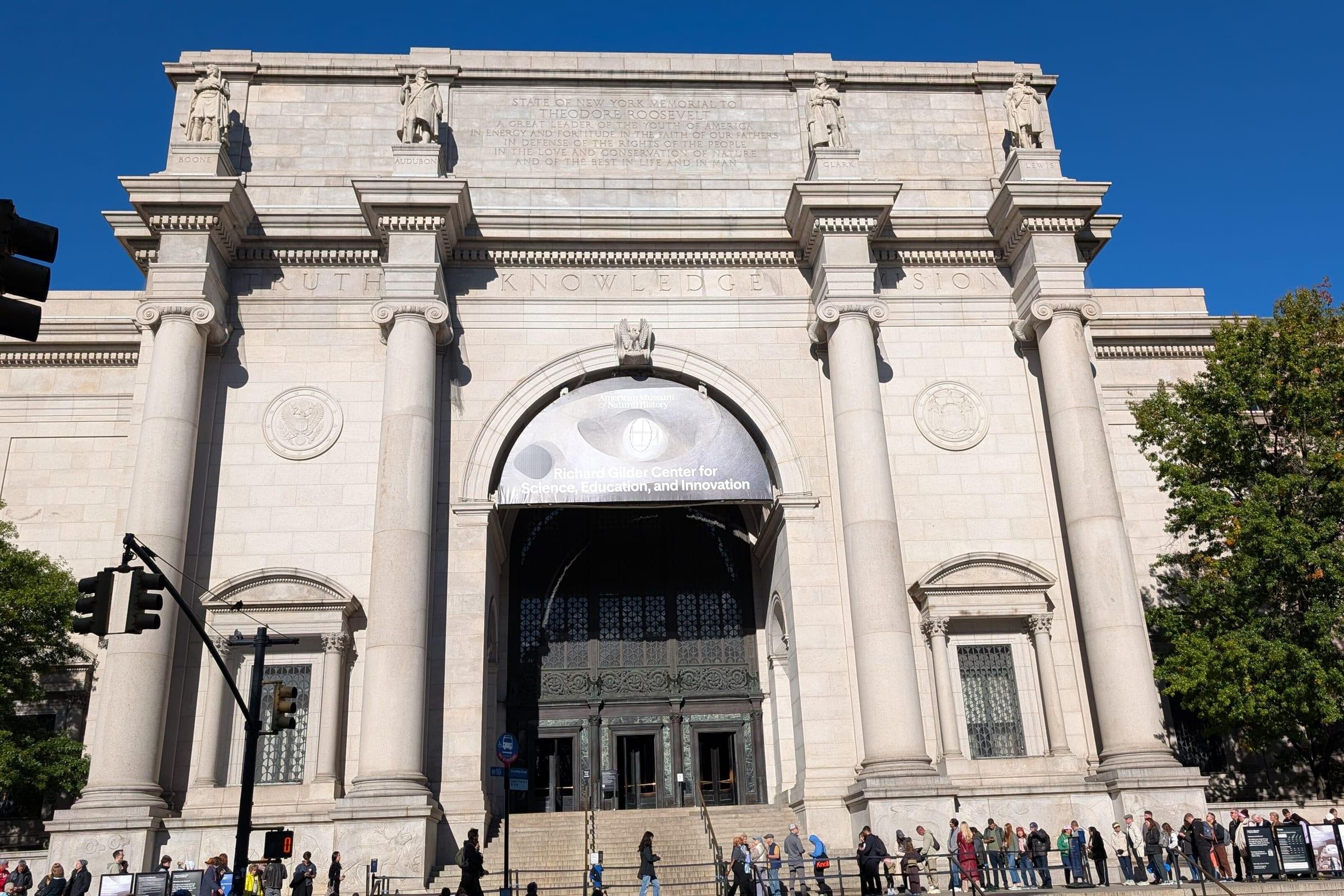The Fifth Avenue frontage of the Metropolitan Museum of Art, its arched limestone entrance and steps.